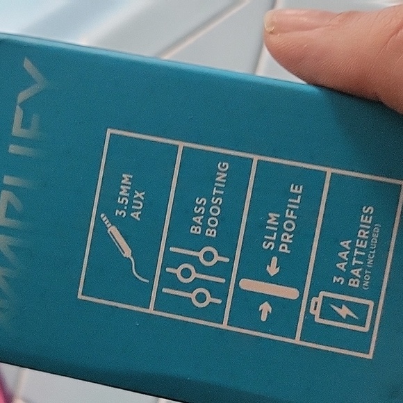 New inbox amplify bass boosting slim profile 3AAA batteries and 3.5 mm auxiliary - Picture 8 of 8